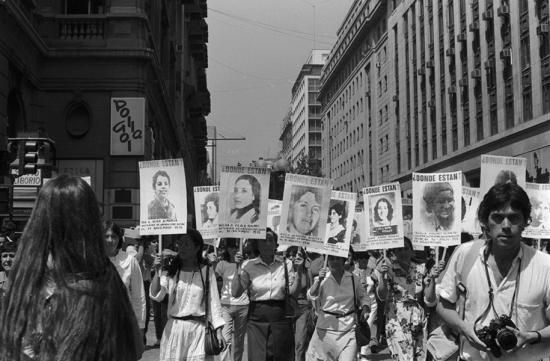 Marcha de familiares de detenidos desaparecidos. Calle Ahumada esquina Compañía de Jesús, 1986.